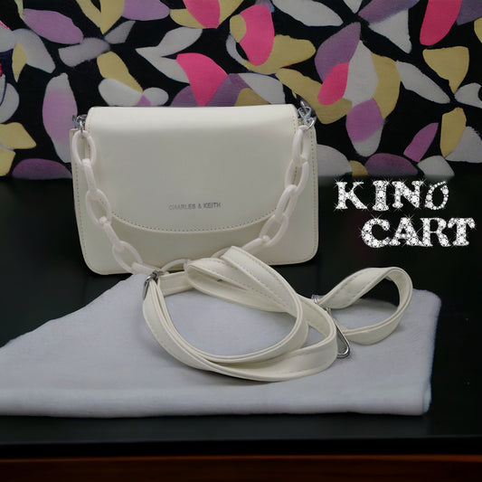 Chic and Sleek White Purse: Ultimate Fashion Accessory